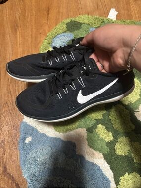 Size 9.5 black Nike shoes